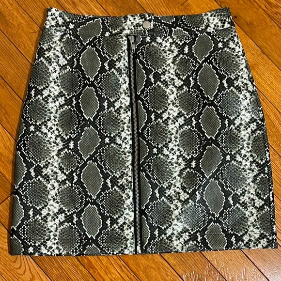 Thread & Supply Faux Leather Snakeskin Full Zip Mini Skirt Sz Small - Picture 1 of 7